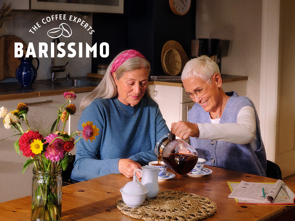 Barissimo - zwei Damen sitzen am Tisch und gießen Kaffee ein